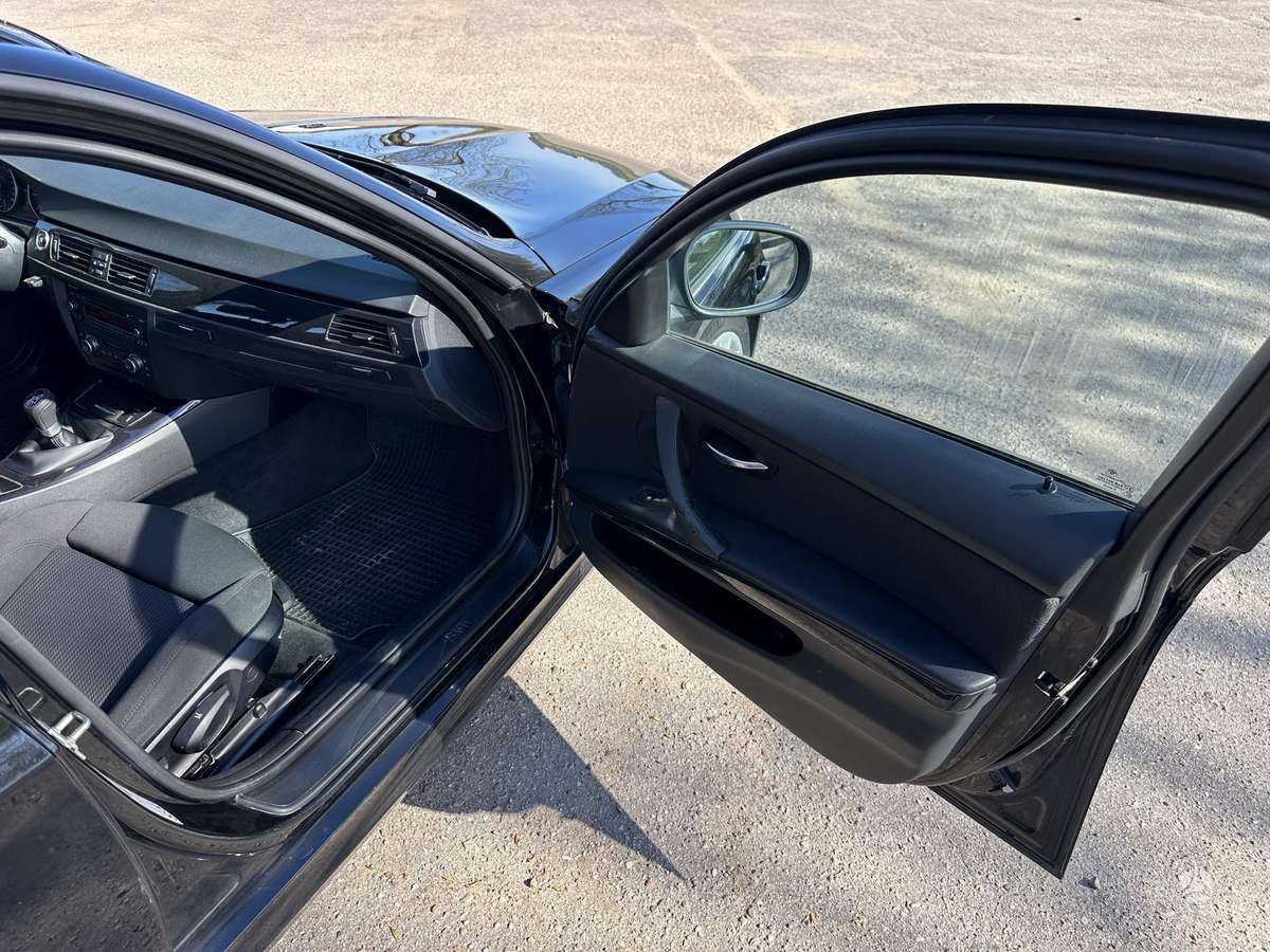 BMW 318 2011 — photo 14