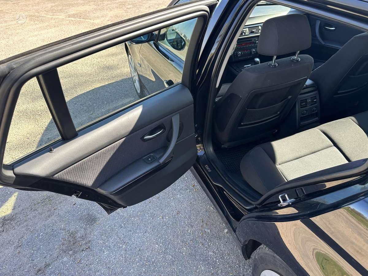BMW 318 2011 — photo 16