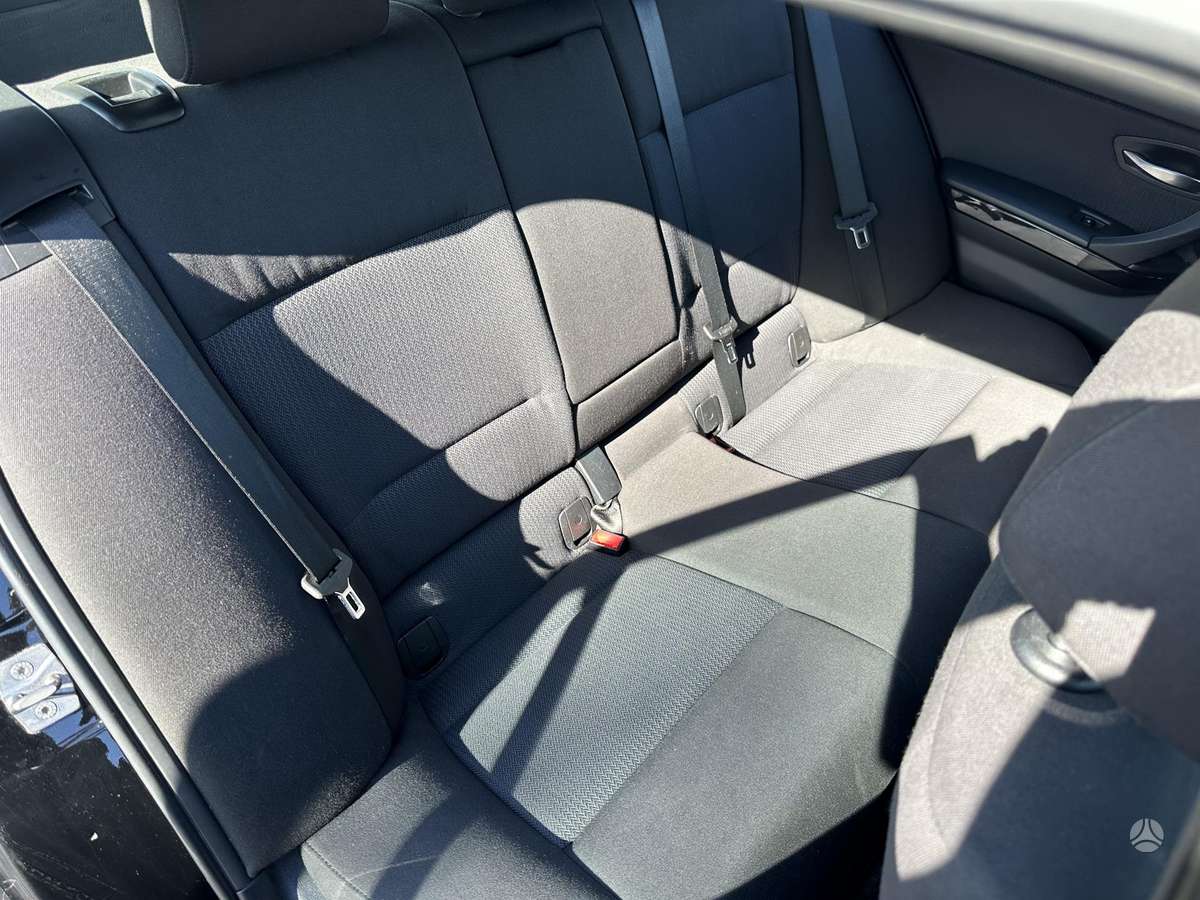 BMW 318 2011 — photo 17