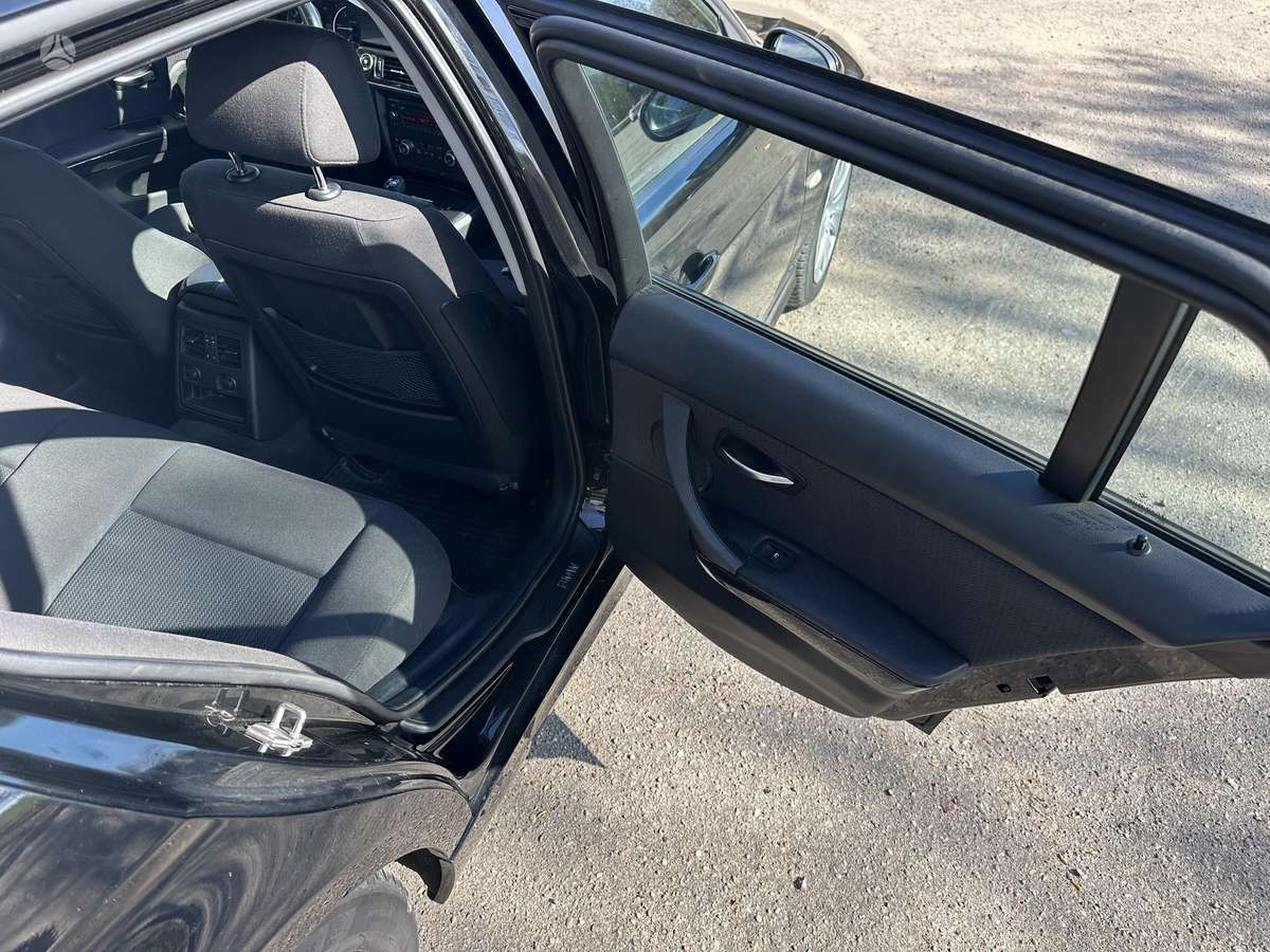 BMW 318 2011 — photo 18