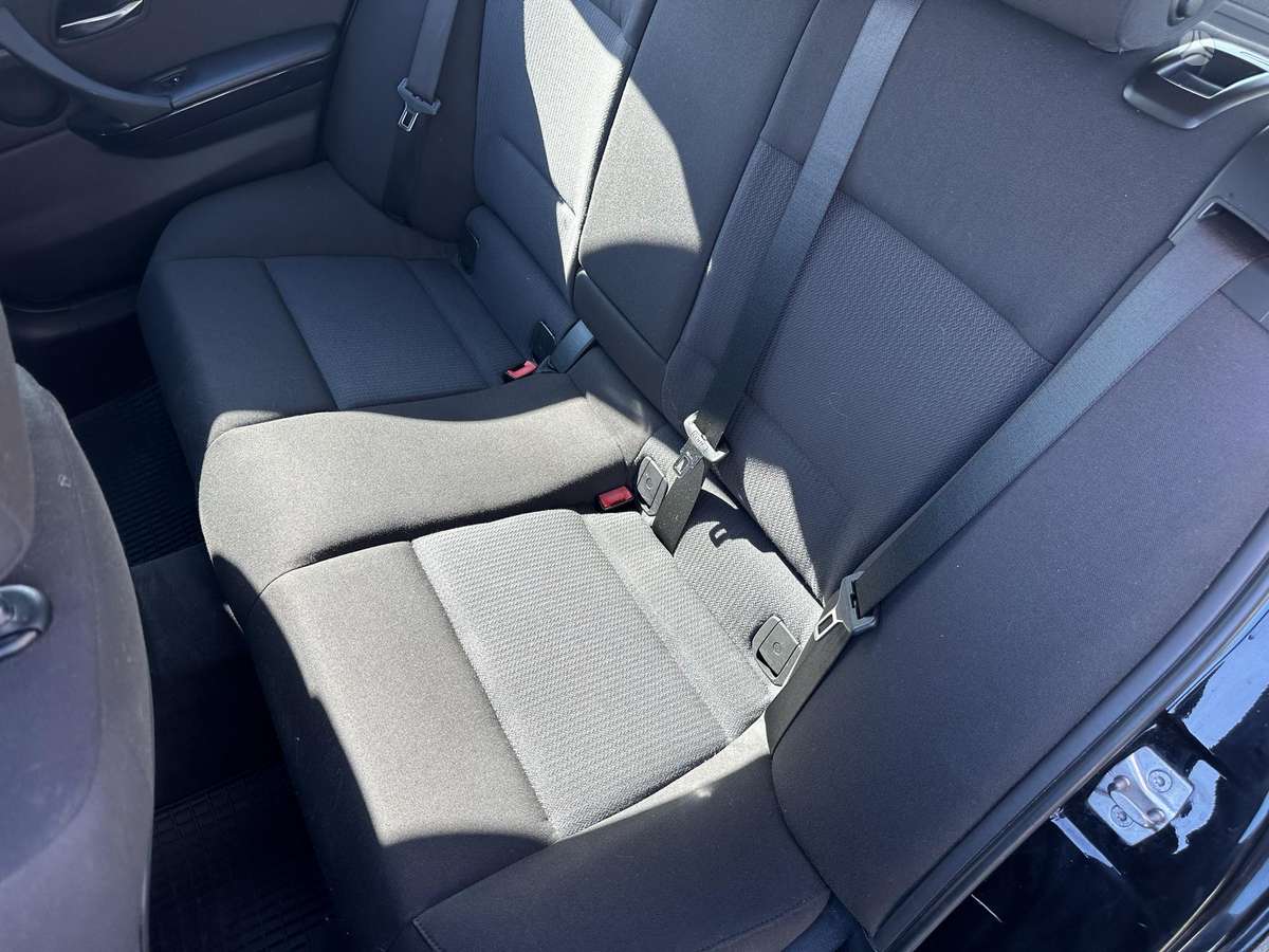 BMW 318 2011 — photo 19