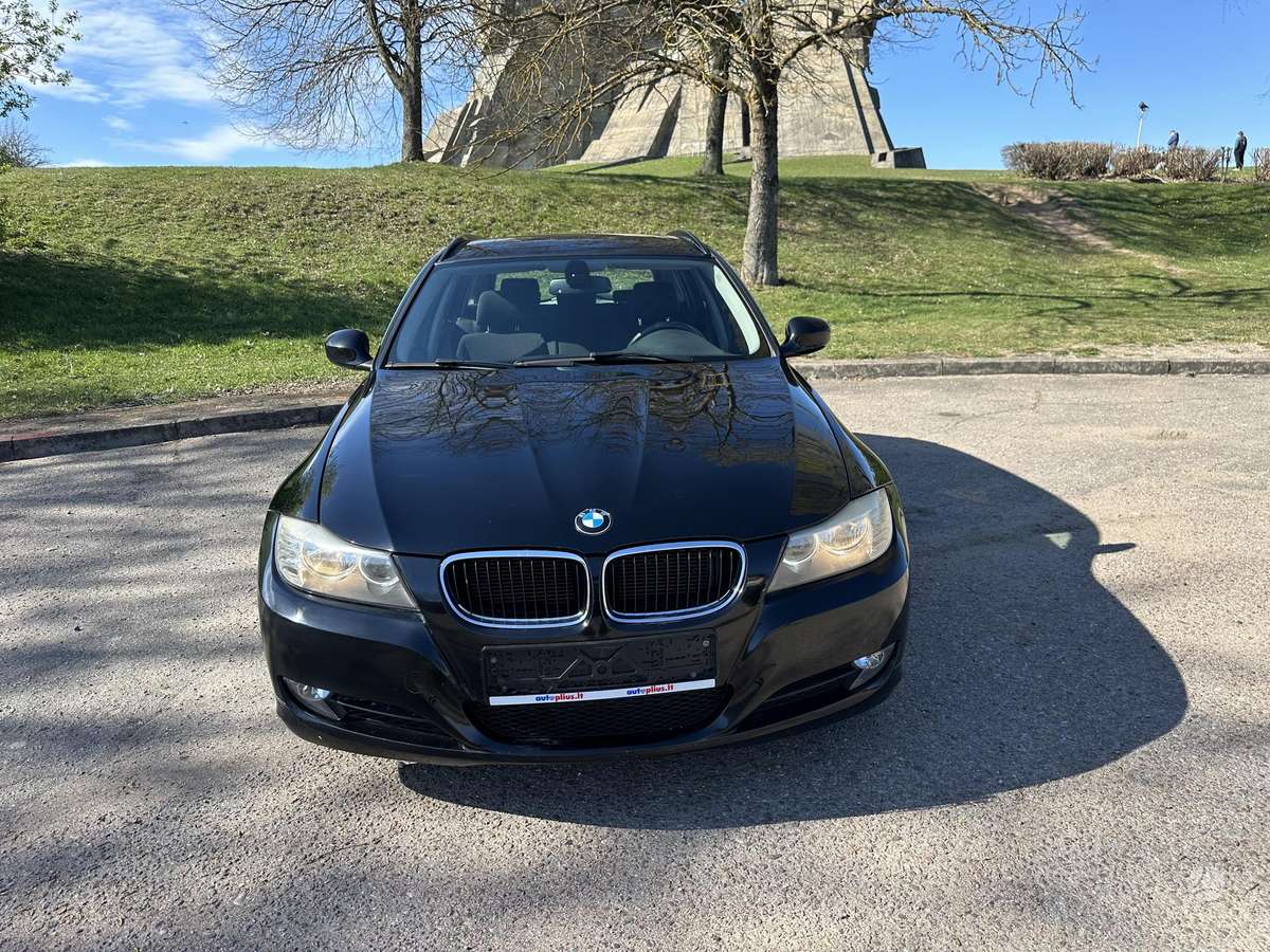 BMW 318 2011 — rear view