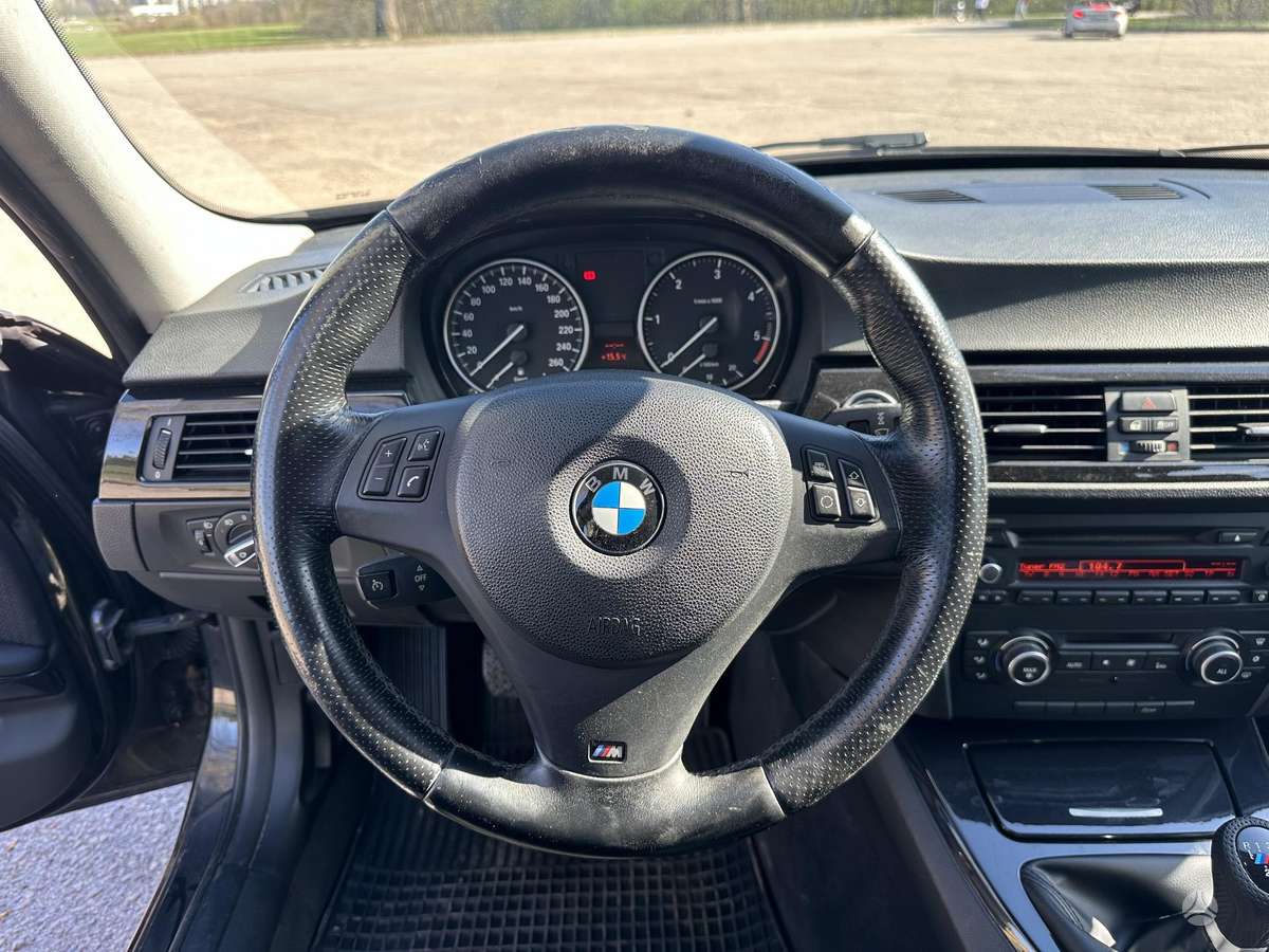 BMW 318 2011 — photo 20