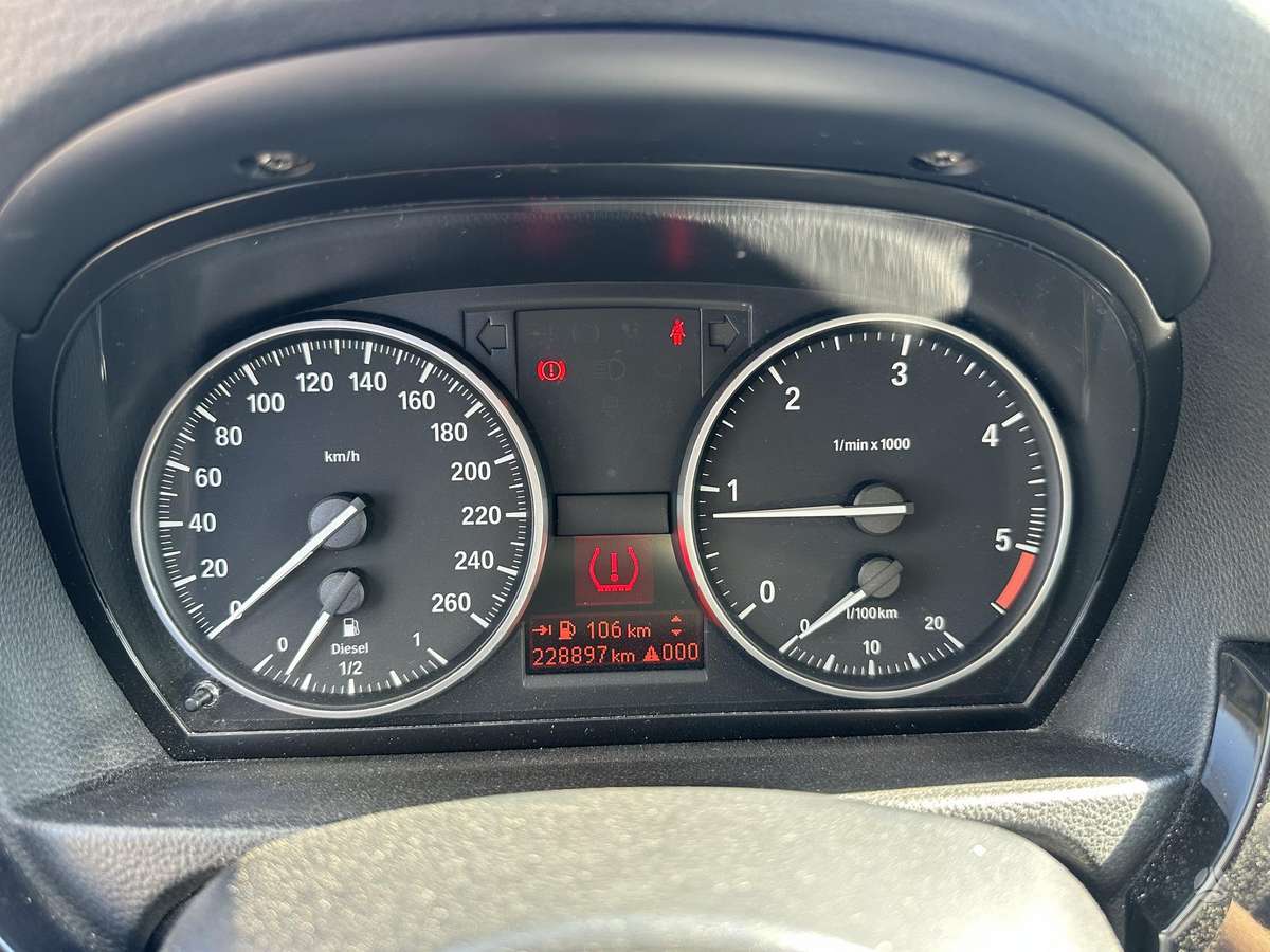 BMW 318 2011 — photo 21