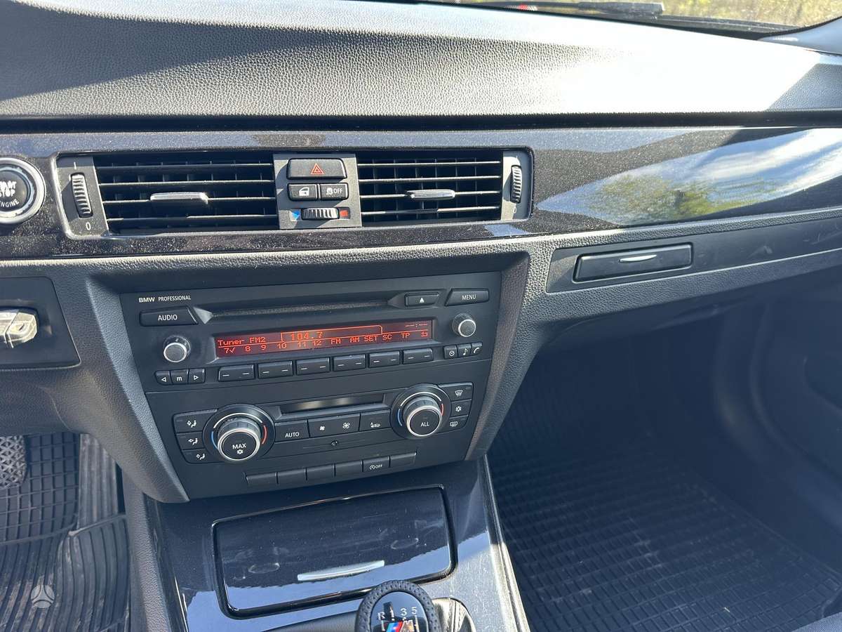 BMW 318 2011 — photo 22