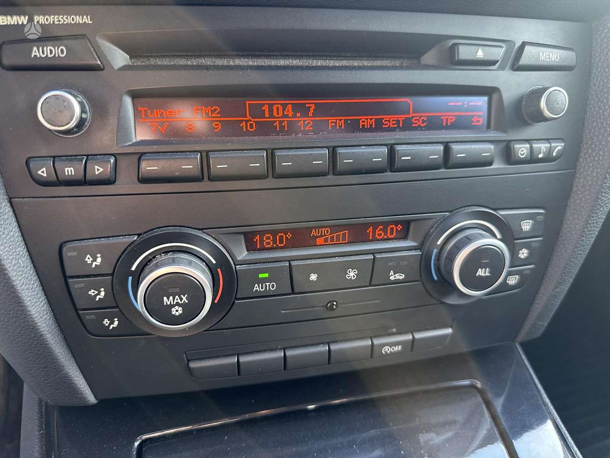 BMW 318 2011 — photo 24