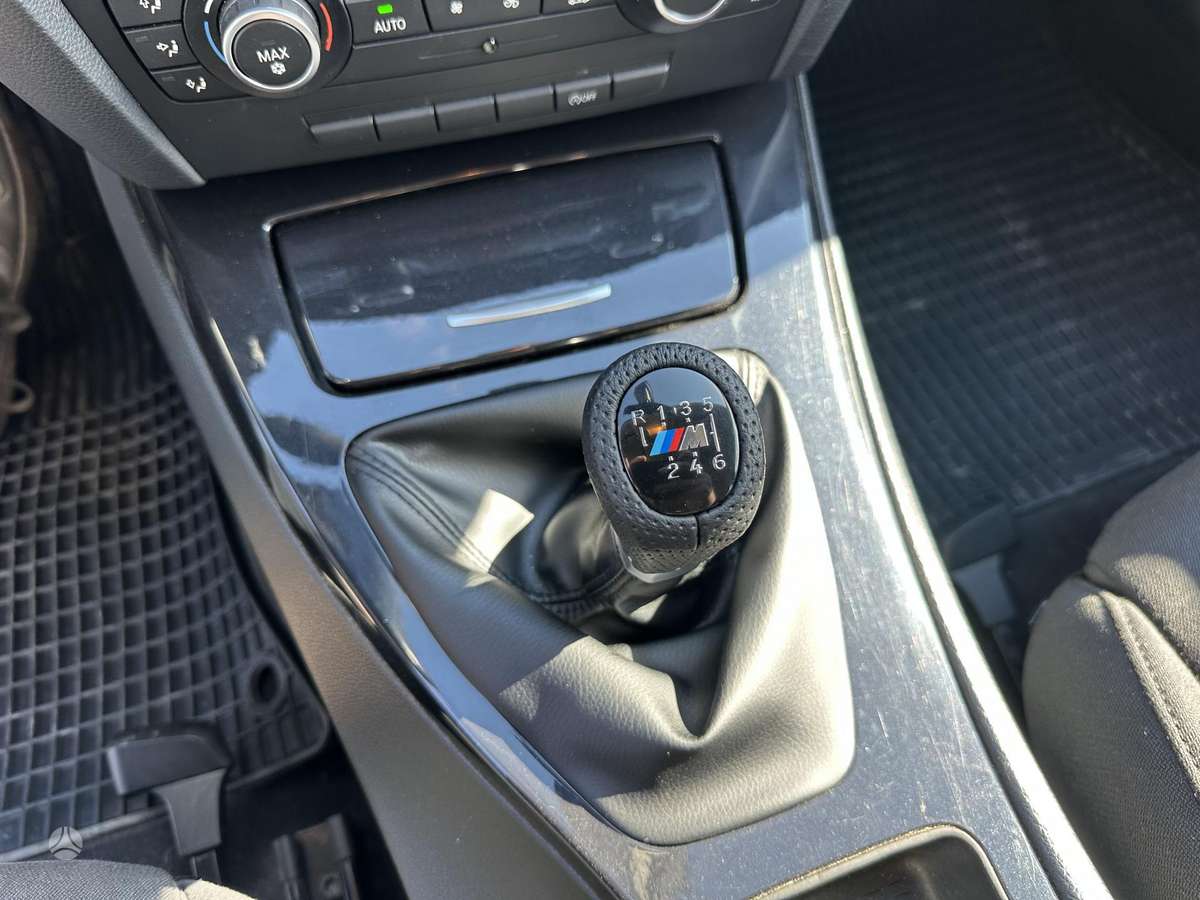 BMW 318 2011 — photo 25