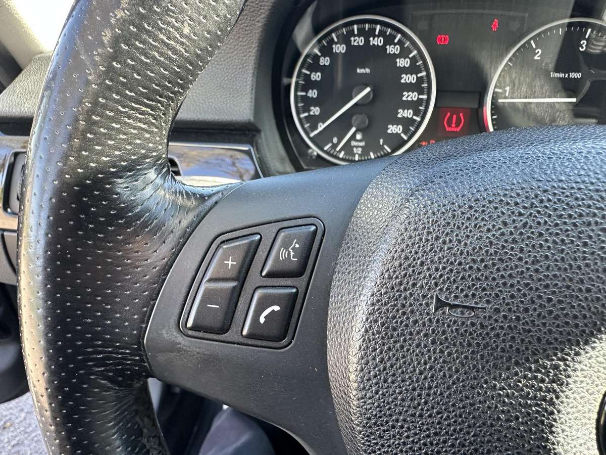 BMW 318 2011 — photo 26