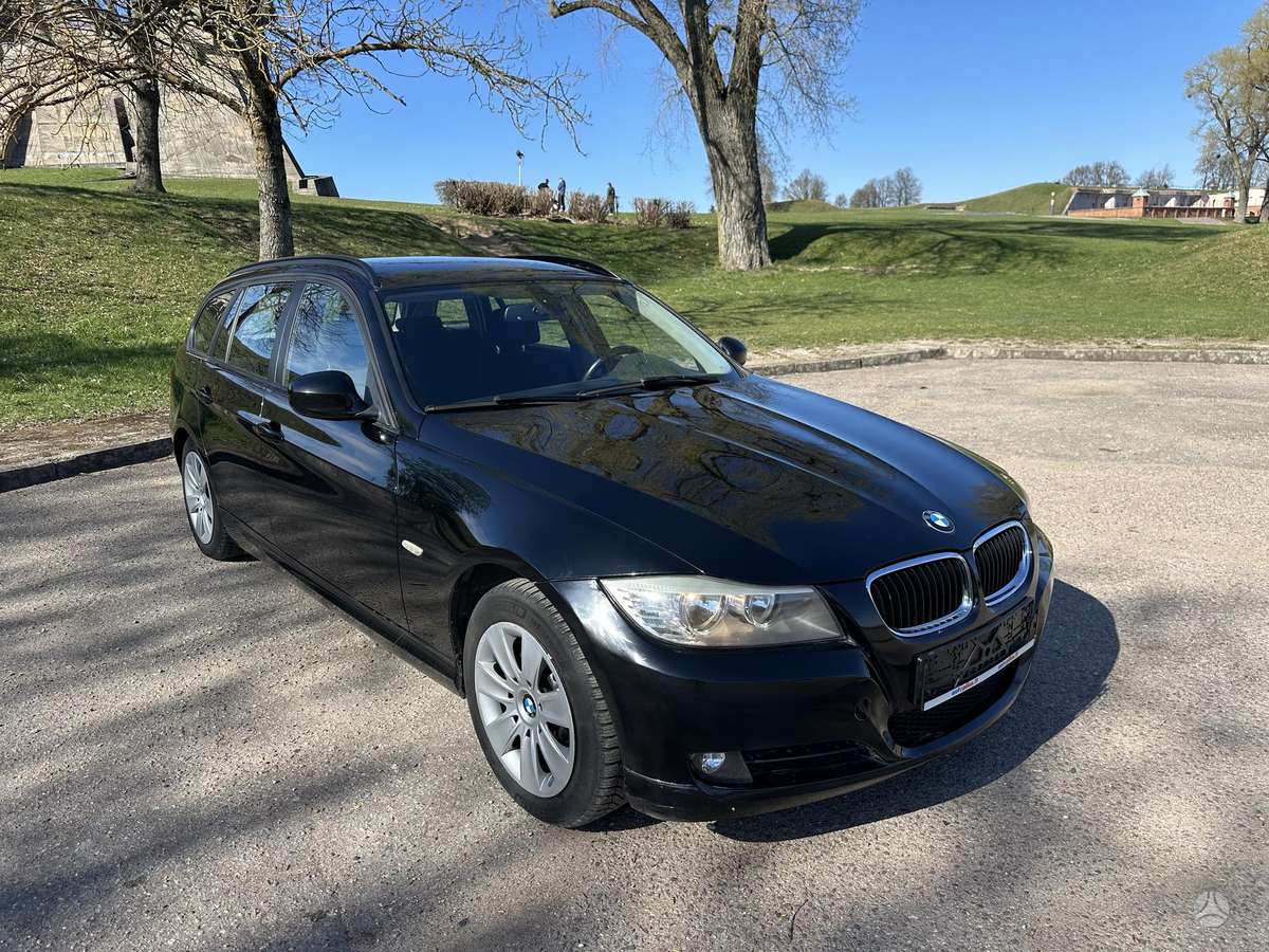 BMW 318 2011 — interior