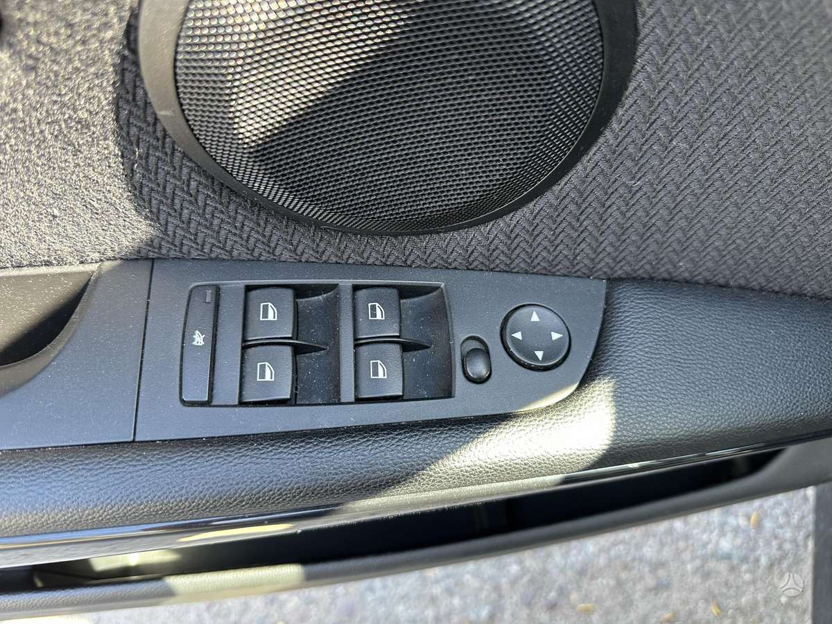 BMW 318 2011 — photo 30