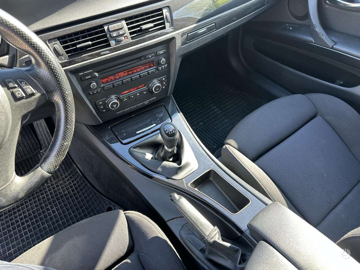 BMW 318 2011 — photo 31