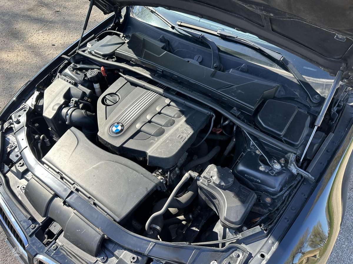 BMW 318 2011 — photo 37