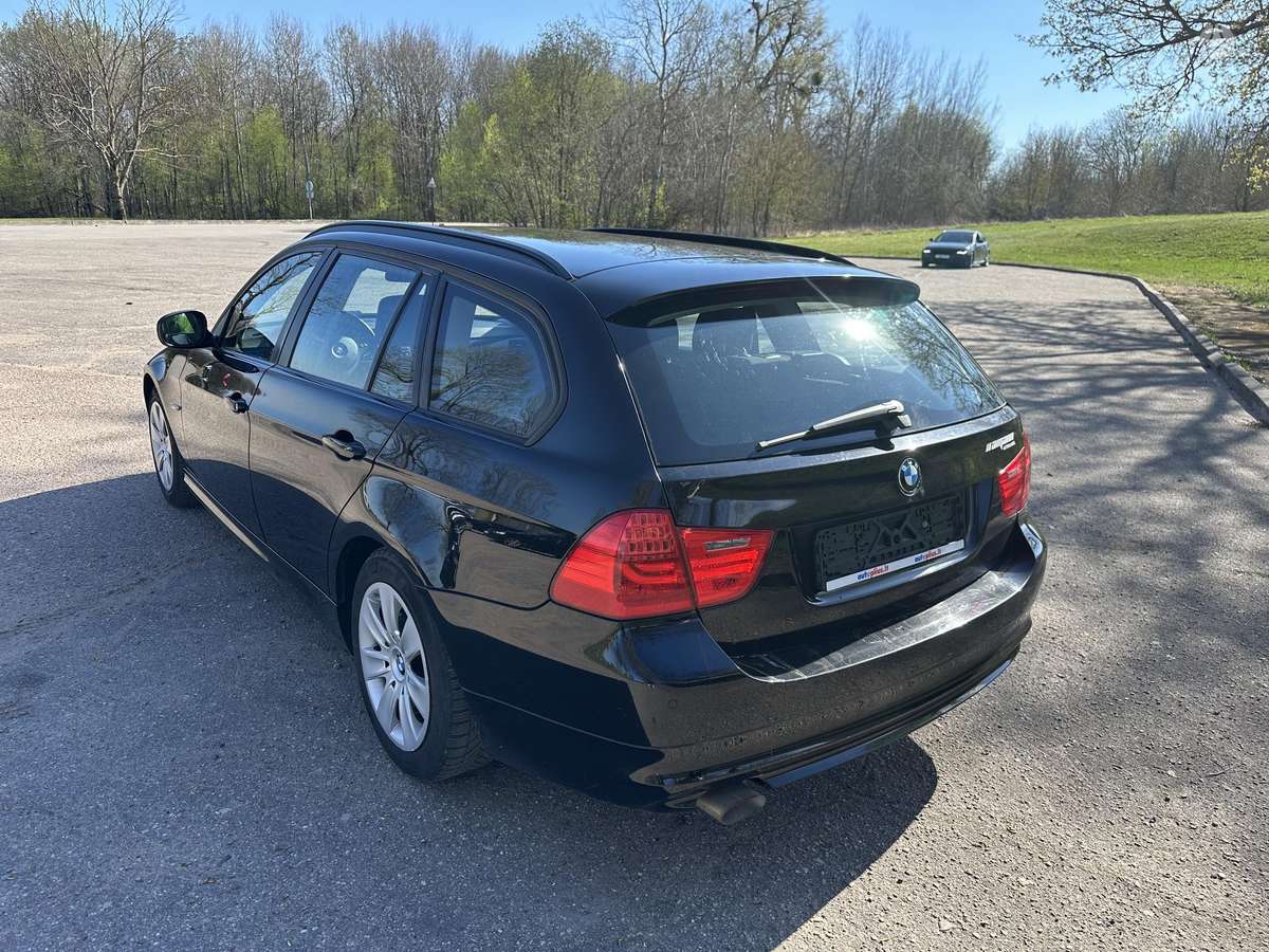 BMW 318 2011 — photo 7