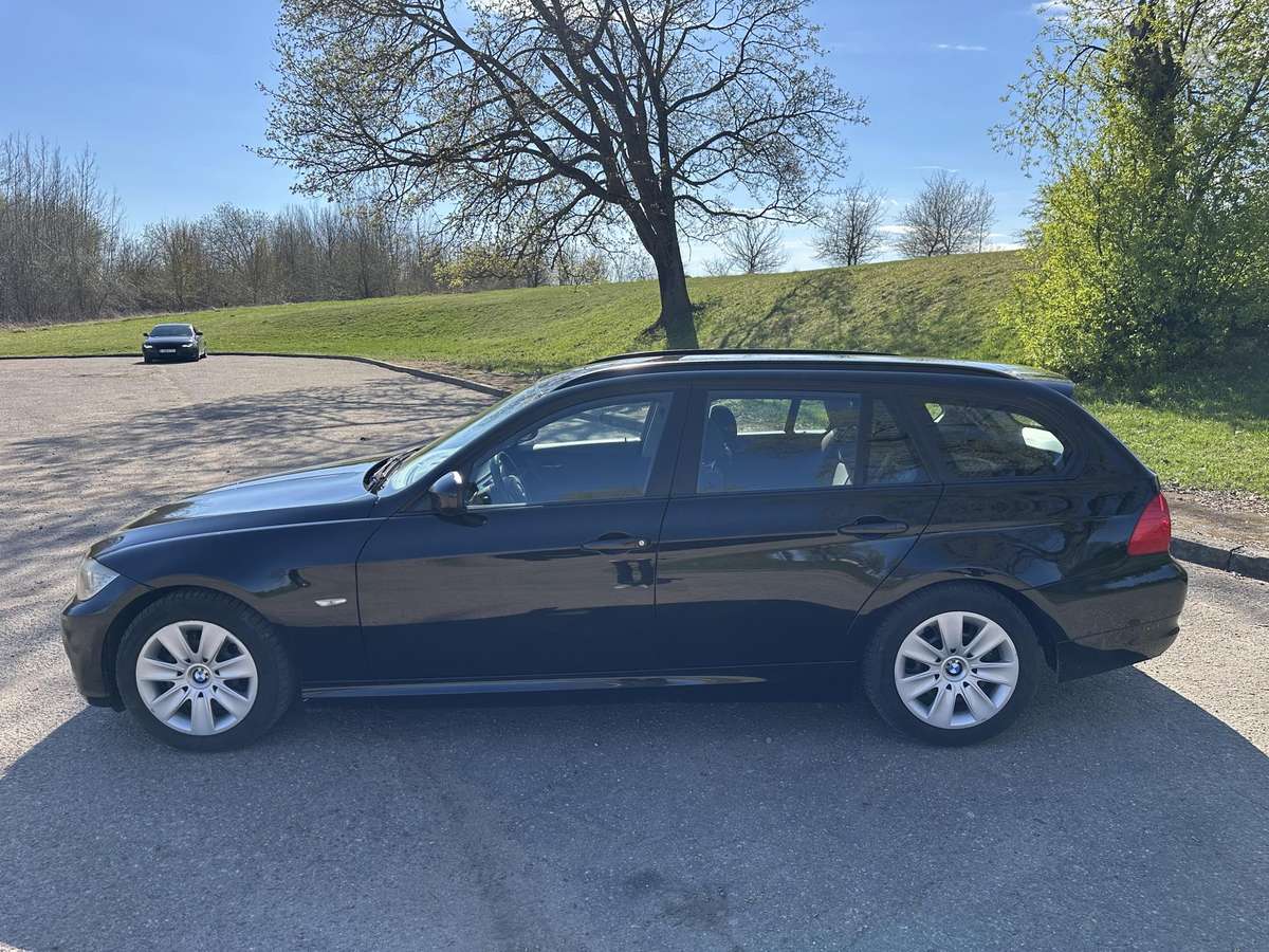 BMW 318 2011 — photo 8