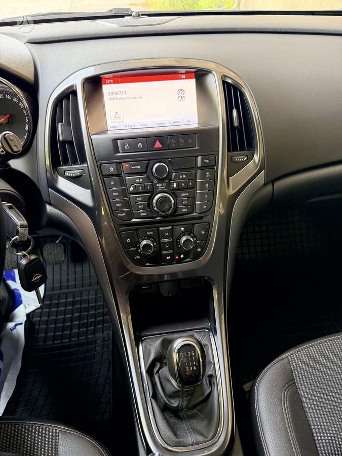 Opel Astra 2014 — photo 14