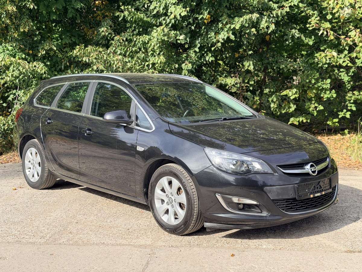 Opel Astra 2014 — rear view