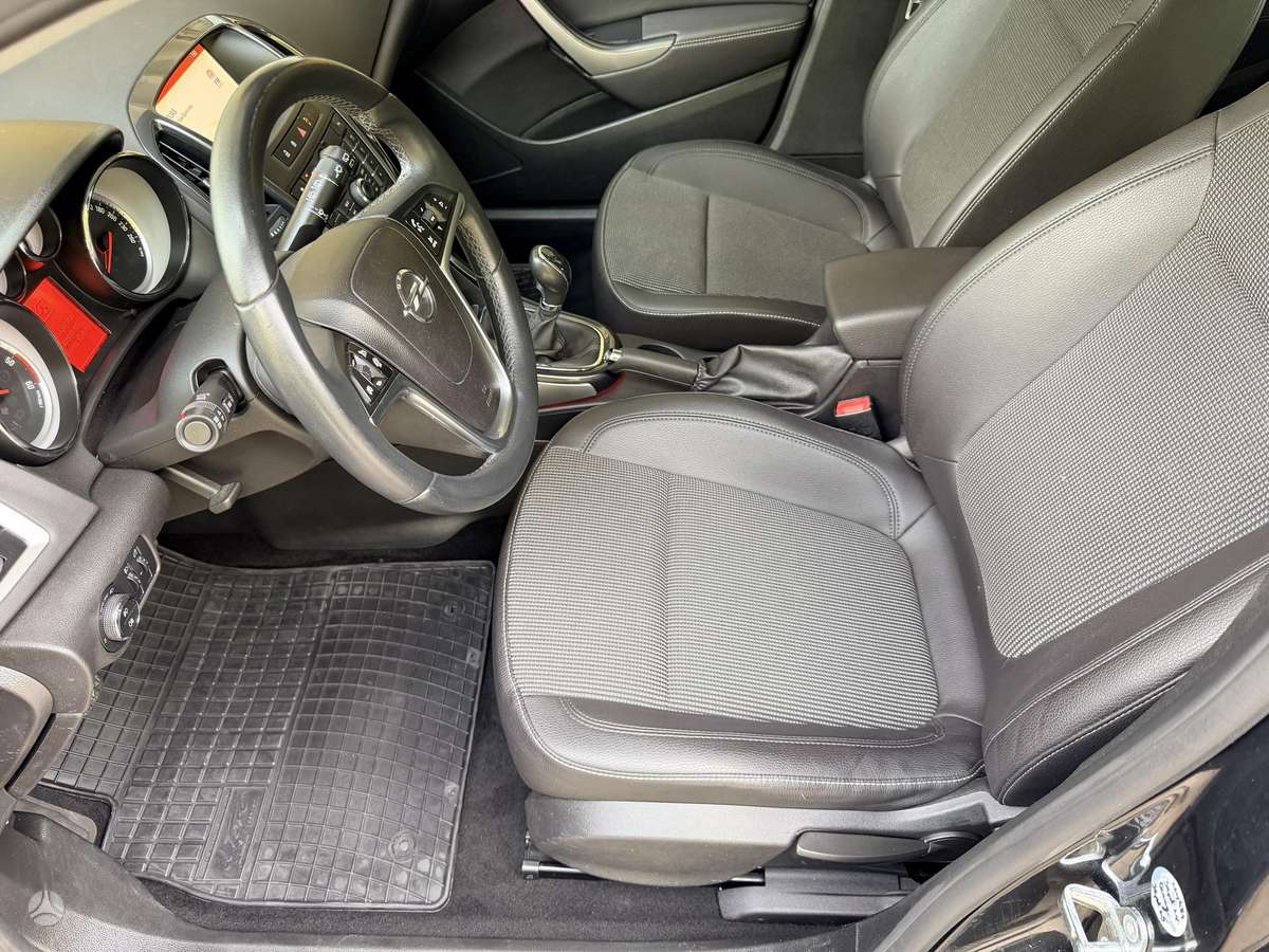 Opel Astra 2014 — photo 22
