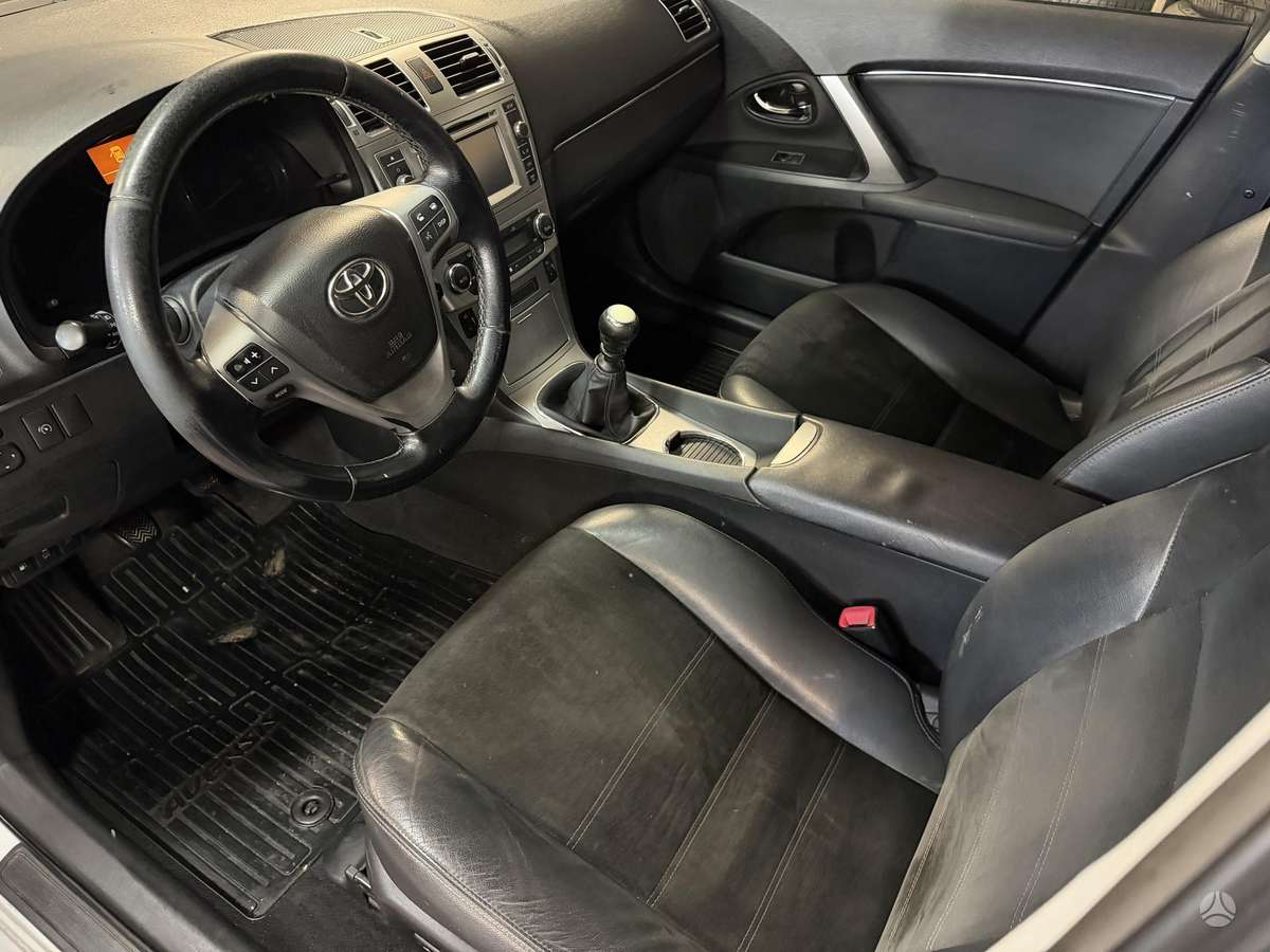 Toyota Avensis 2013 — photo 11