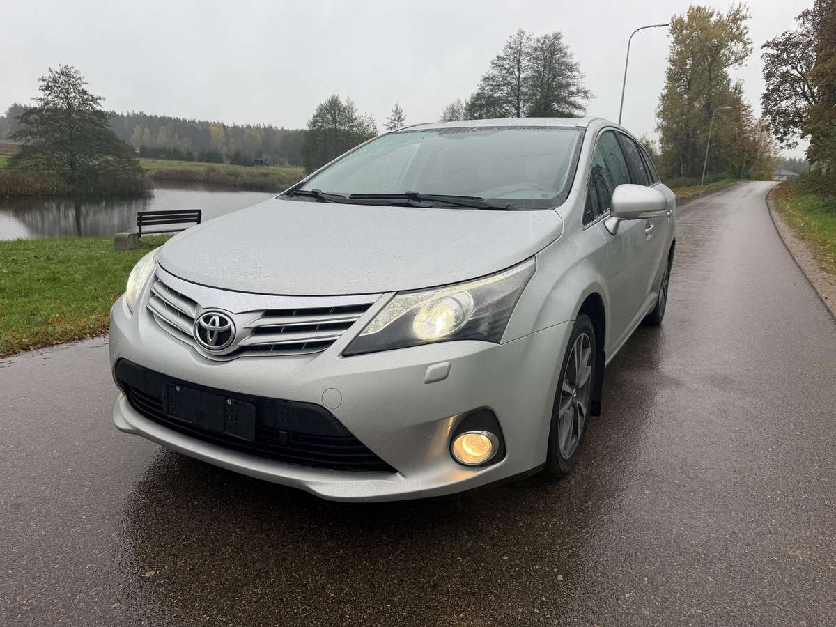 Toyota Avensis 2013 — rear view