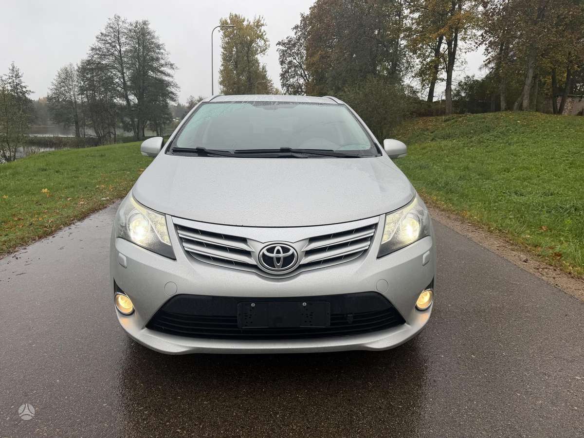 Toyota Avensis 2013 — interior