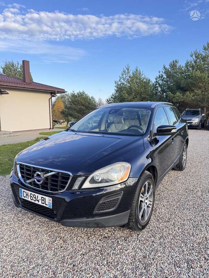 Volvo XC60 2012 — салон