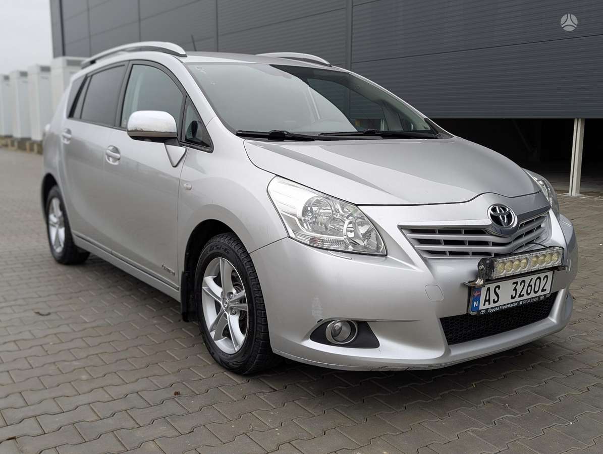 Toyota Verso 2012 — rear view