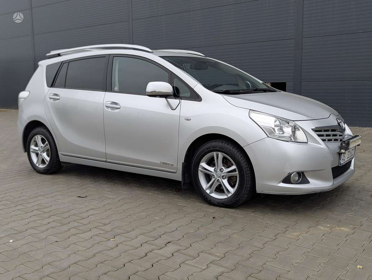 Toyota Verso 2012 — interior