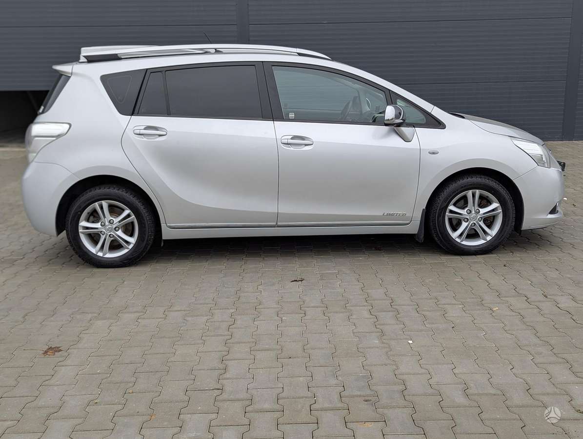 Toyota Verso 2012 — engine 1998 cm³, 126 HP (93kW)