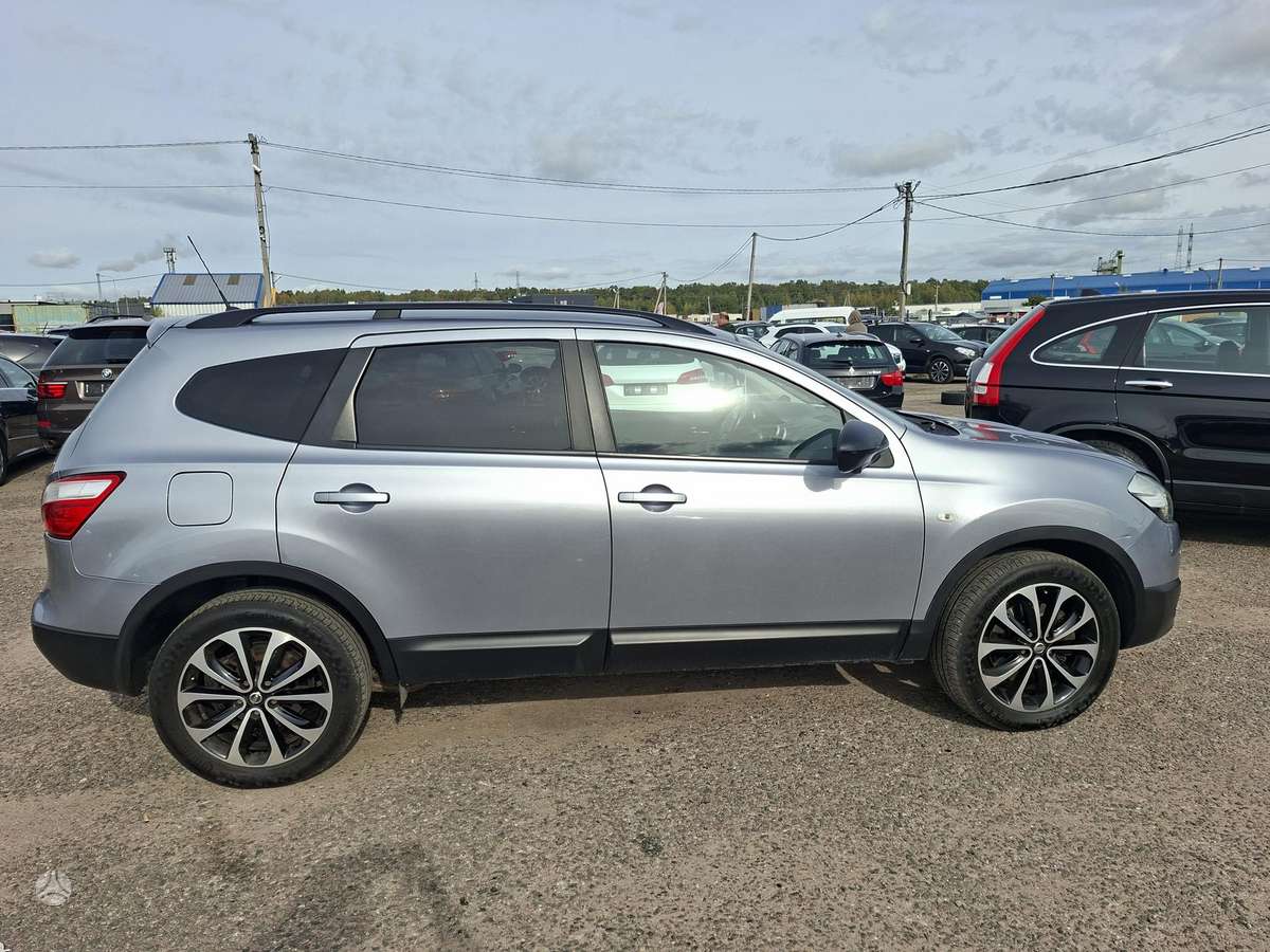 Nissan Qashqai+2 2014 — rear view