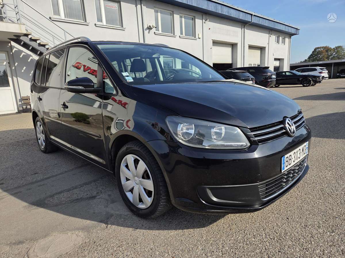 Volkswagen Touran 2011 — салон