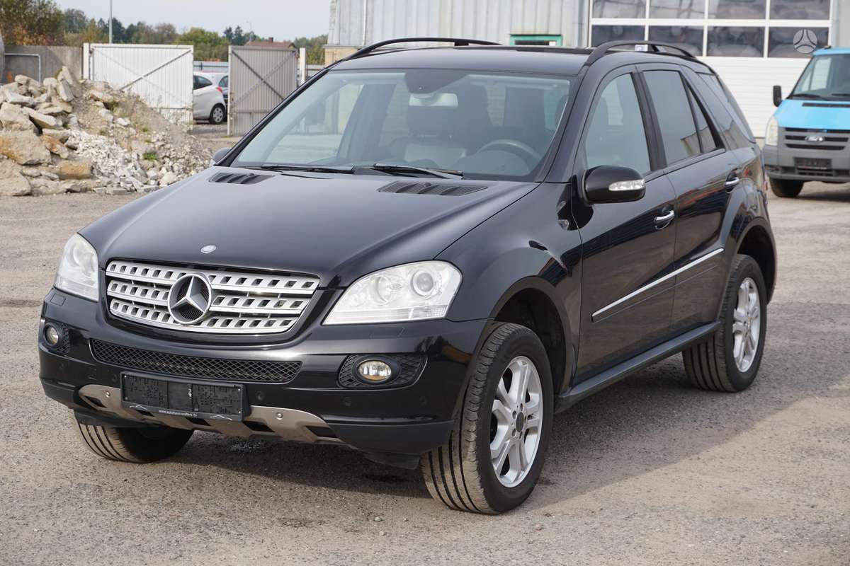 Mercedes-Benz ML320 2008 — вигляд ззаду
