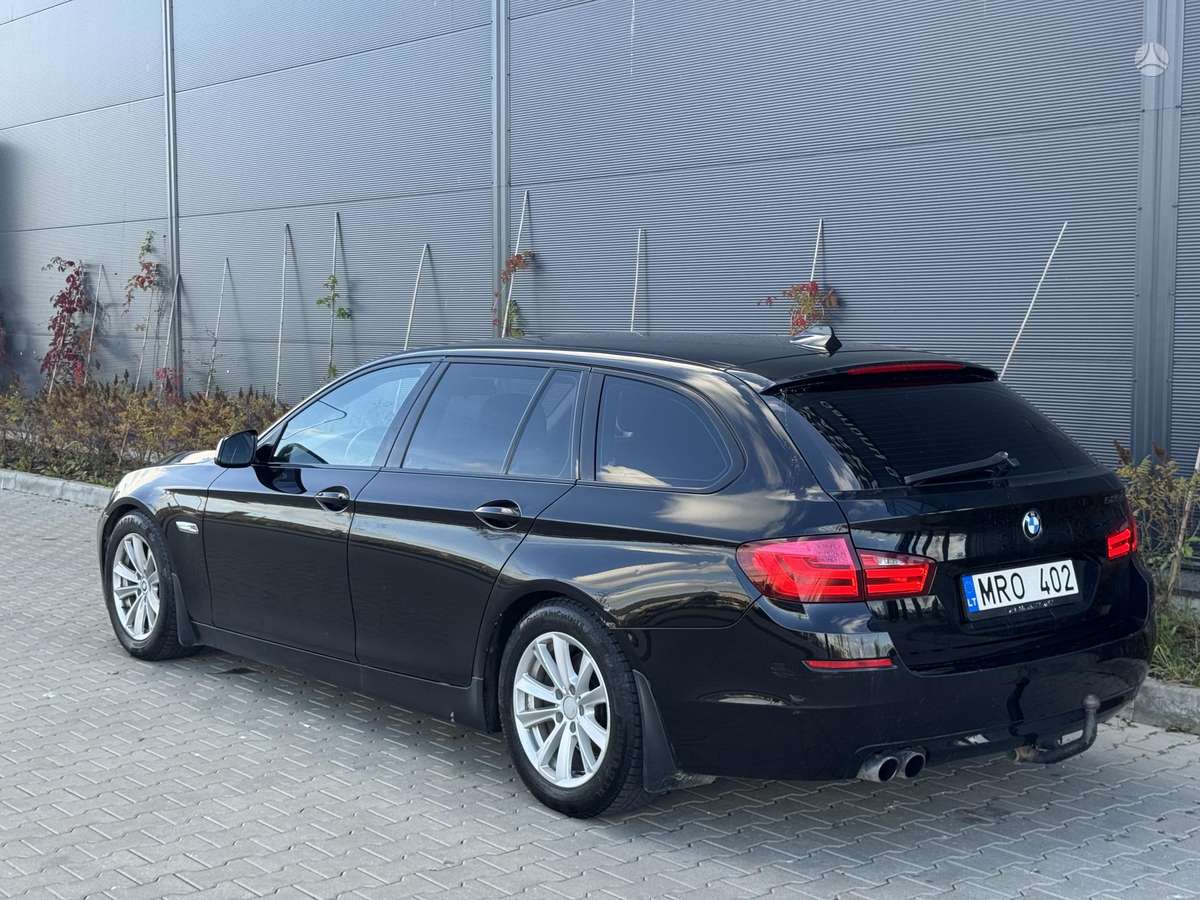 BMW 525 2010 — салон