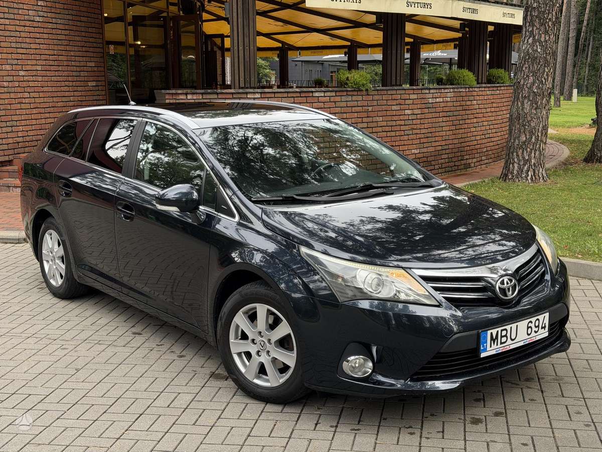 Toyota Avensis 2012 — rear view