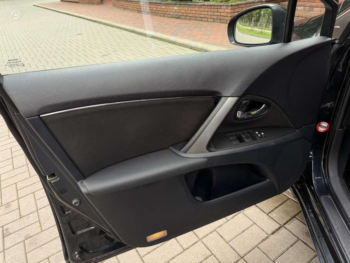 Toyota Avensis 2012 — photo 25