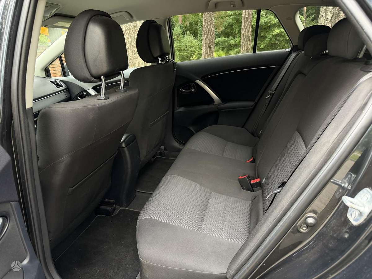 Toyota Avensis 2012 — photo 28