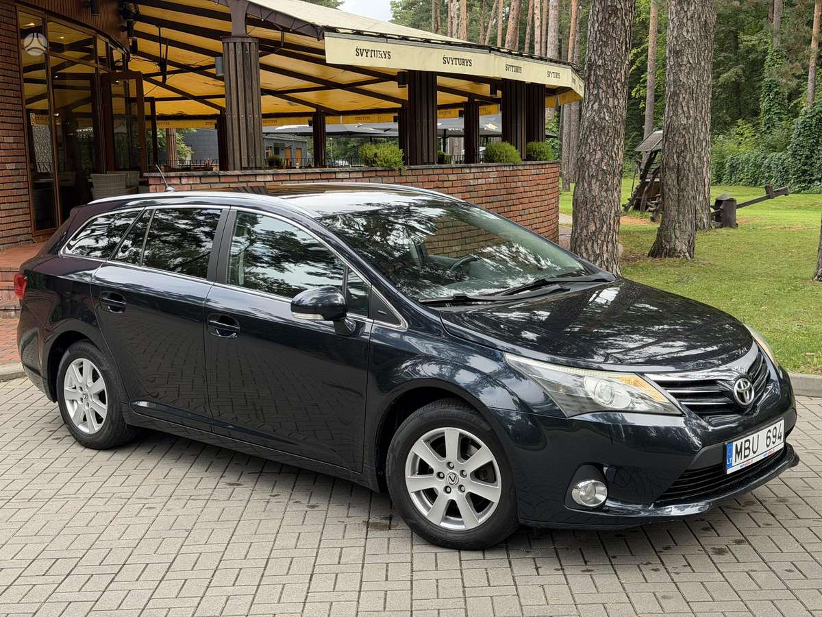 Toyota Avensis 2012 — interior