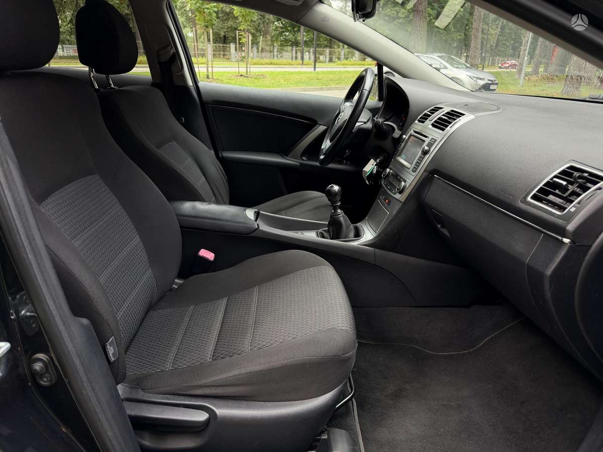 Toyota Avensis 2012 — photo 31