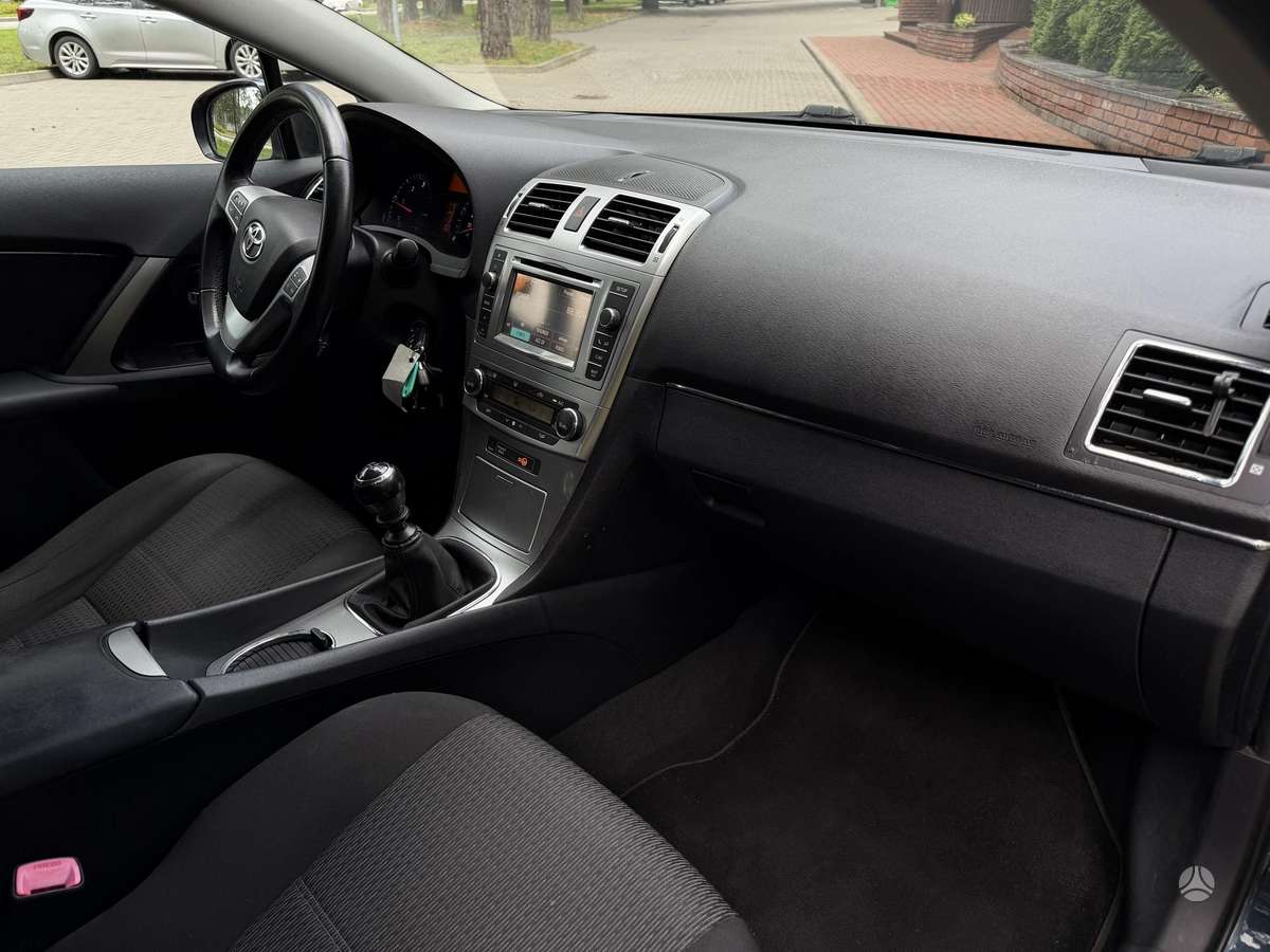 Toyota Avensis 2012 — photo 32