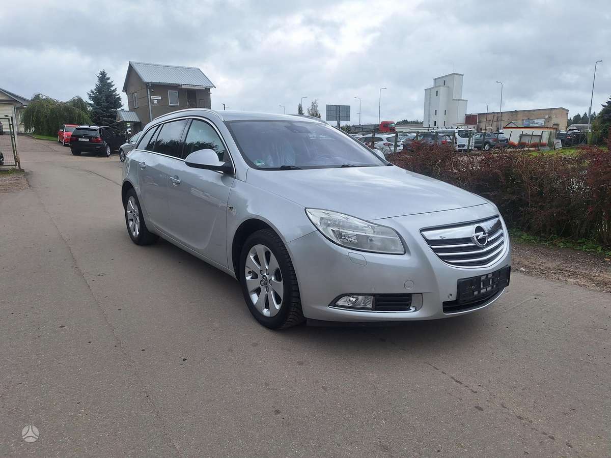 Opel Insignia 2013 — вигляд ззаду