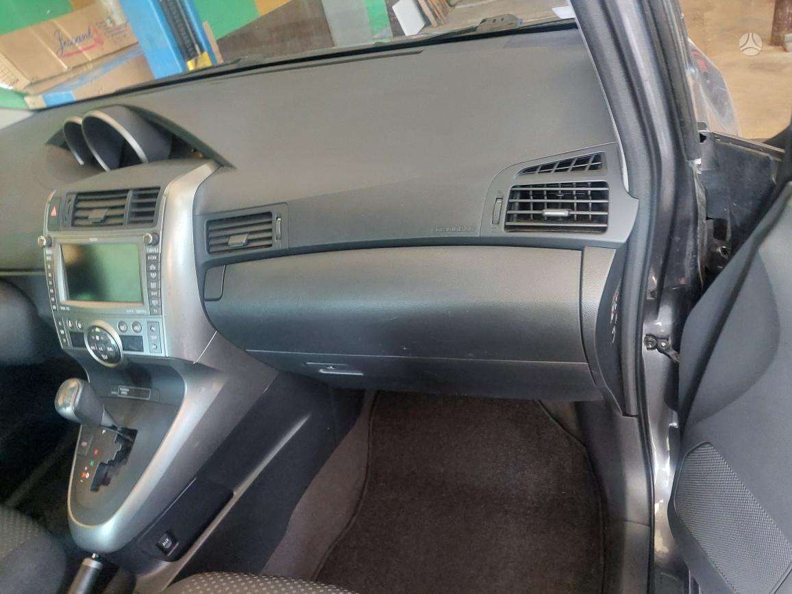 Toyota Verso 2009 — rear view