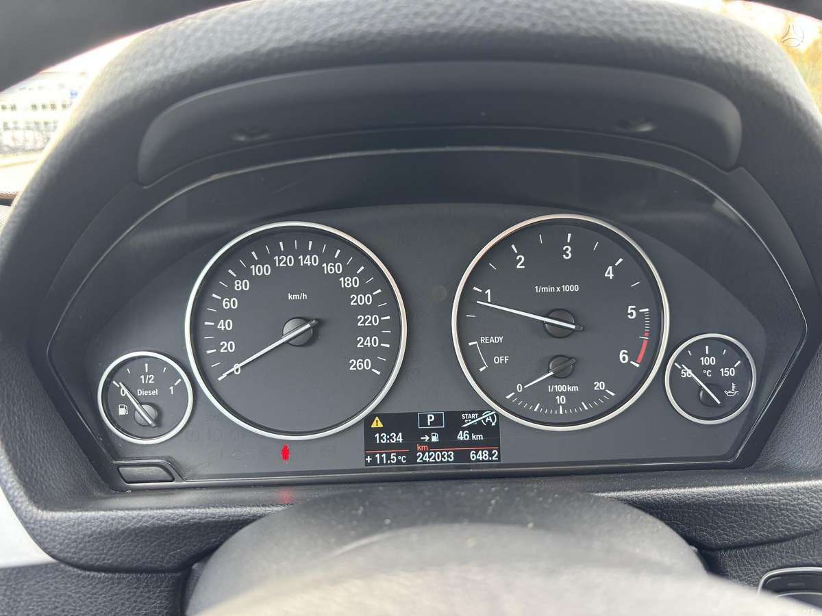 BMW 318 2013 — photo 10