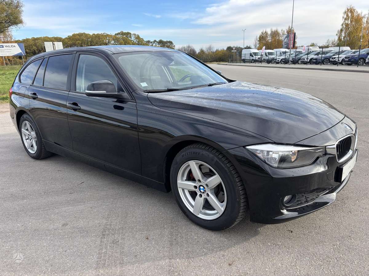 BMW 318 2013 — interior