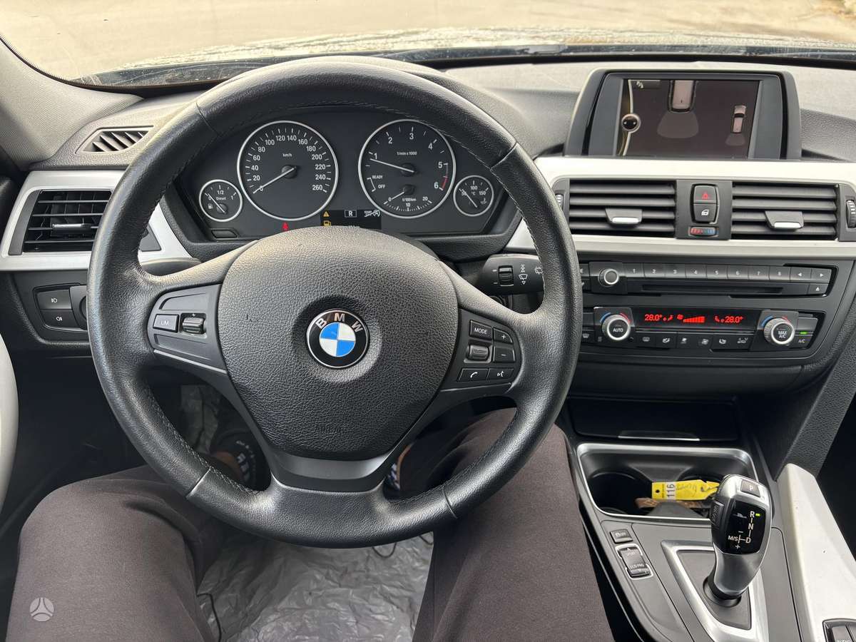 BMW 318 2013 — photo 9