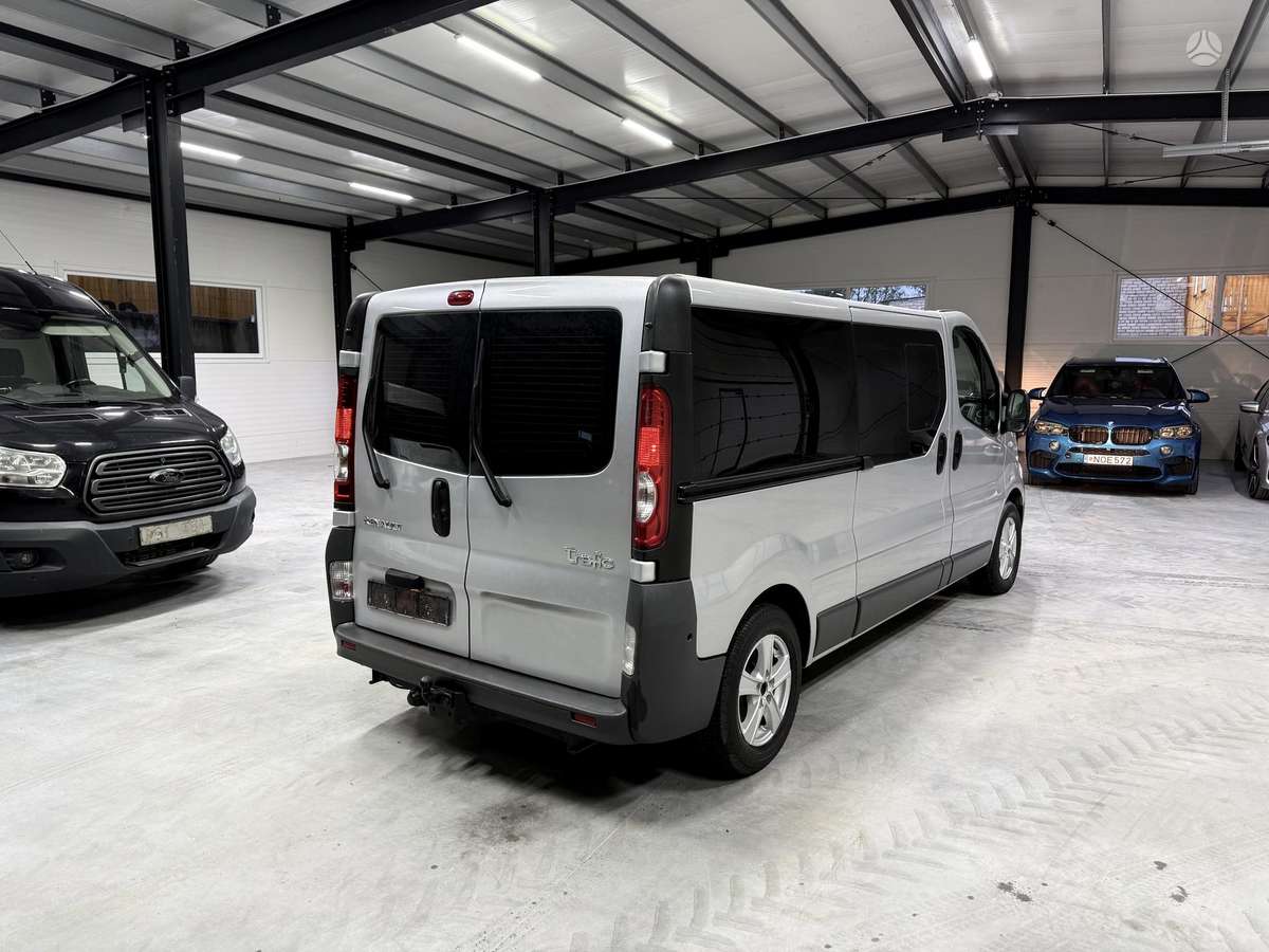 Renault Trafic 2010 — салон