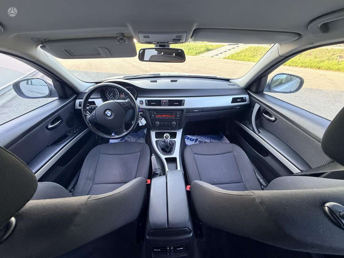 BMW 318 2010 — photo 13