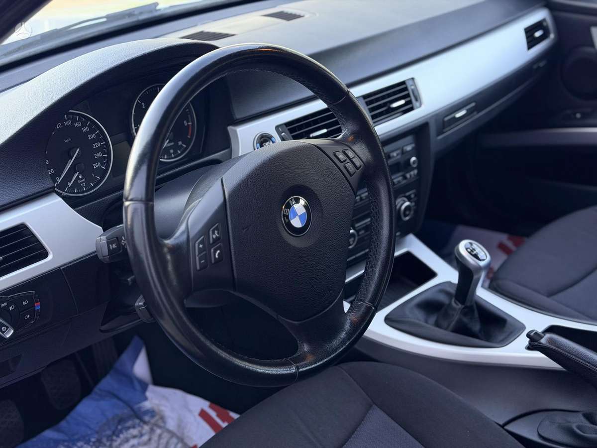 BMW 318 2010 — photo 15