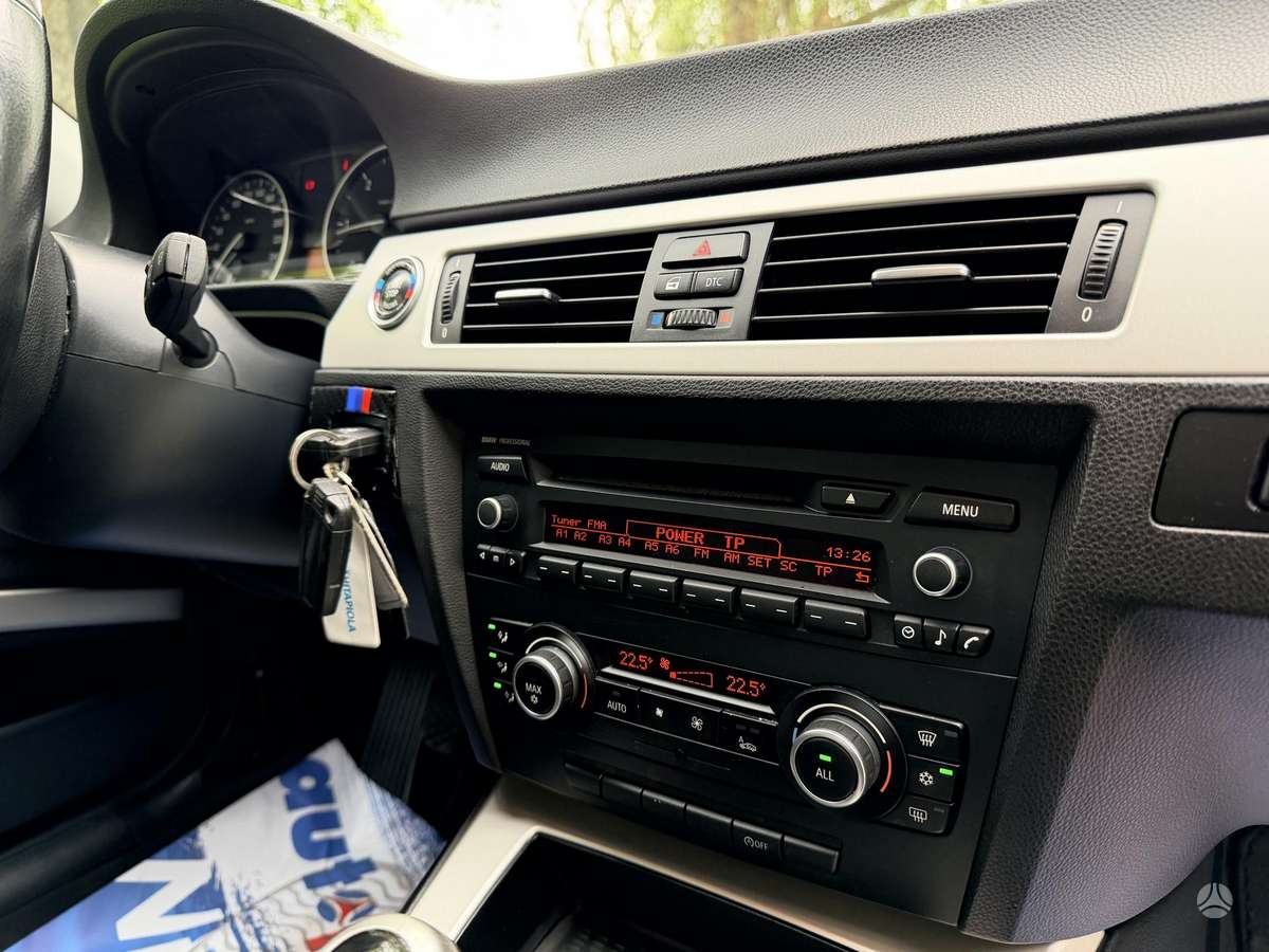 BMW 318 2010 — photo 16