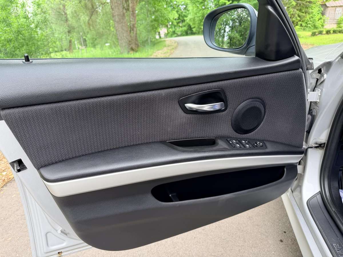 BMW 318 2010 — photo 17
