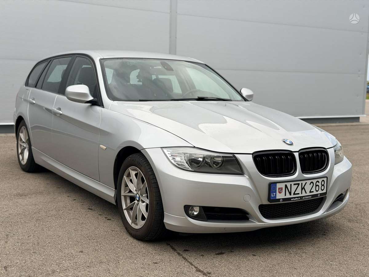 BMW 318 2010 — rear view