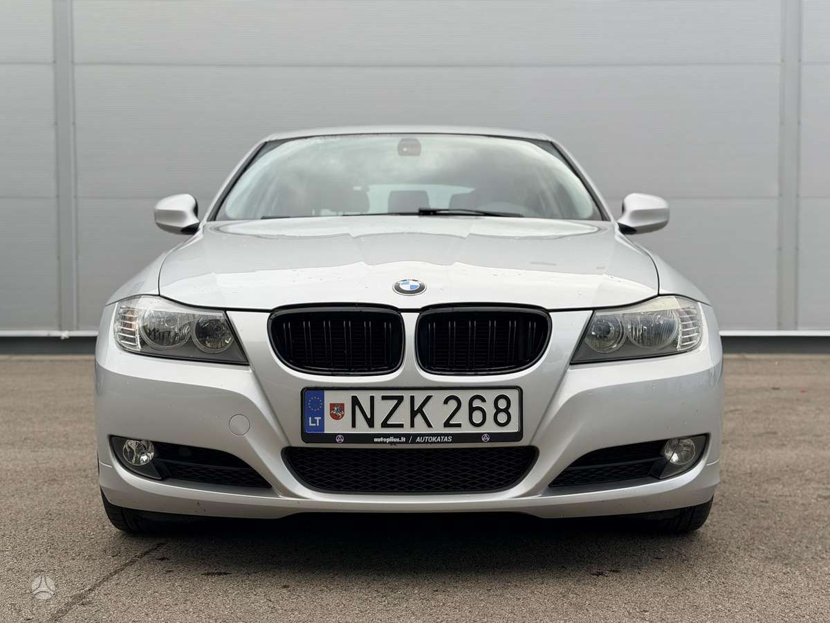 BMW 318 2010 — interior